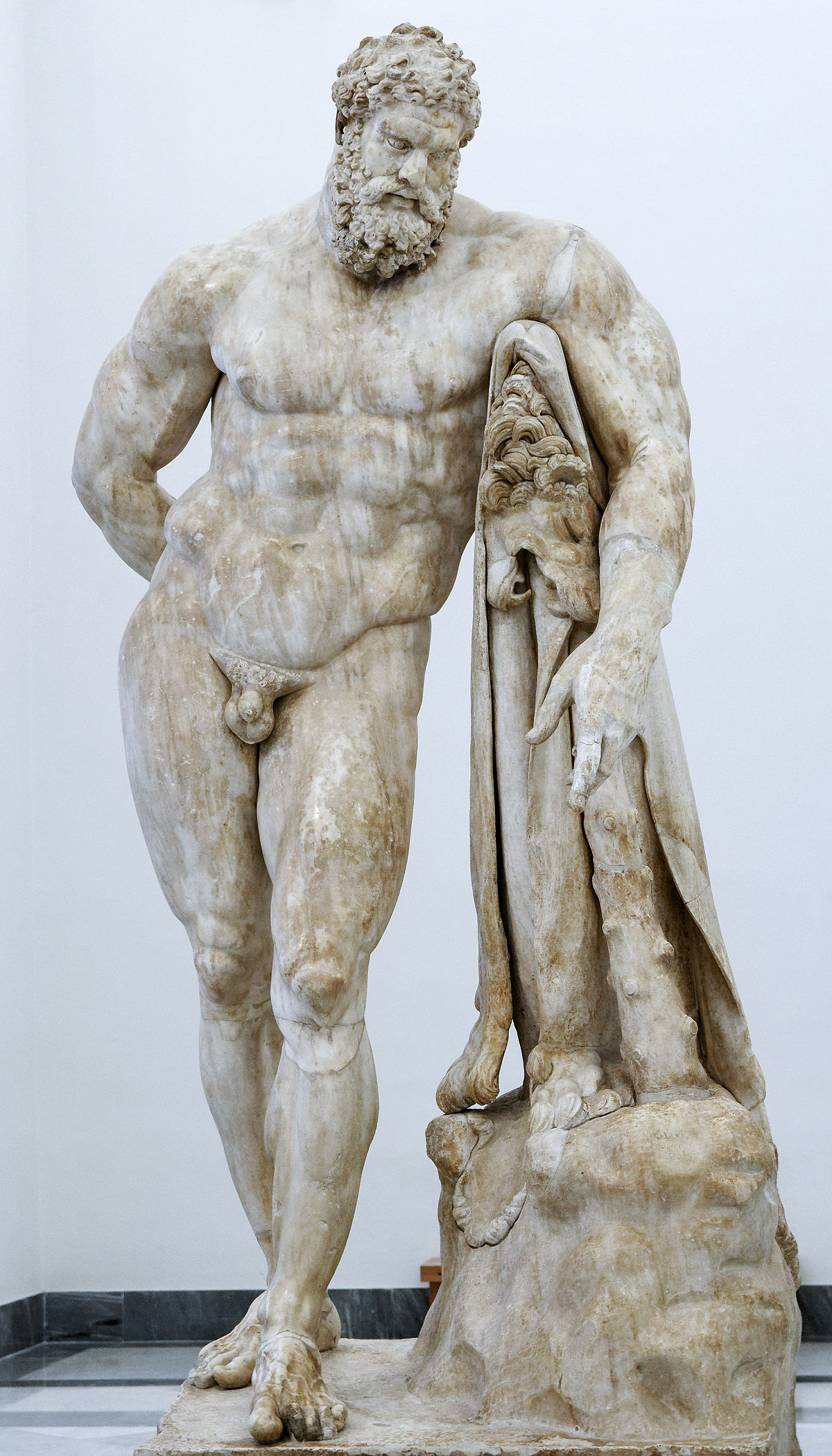 La gigantesca statua di Ercole al Museo Archeologico Nazionale